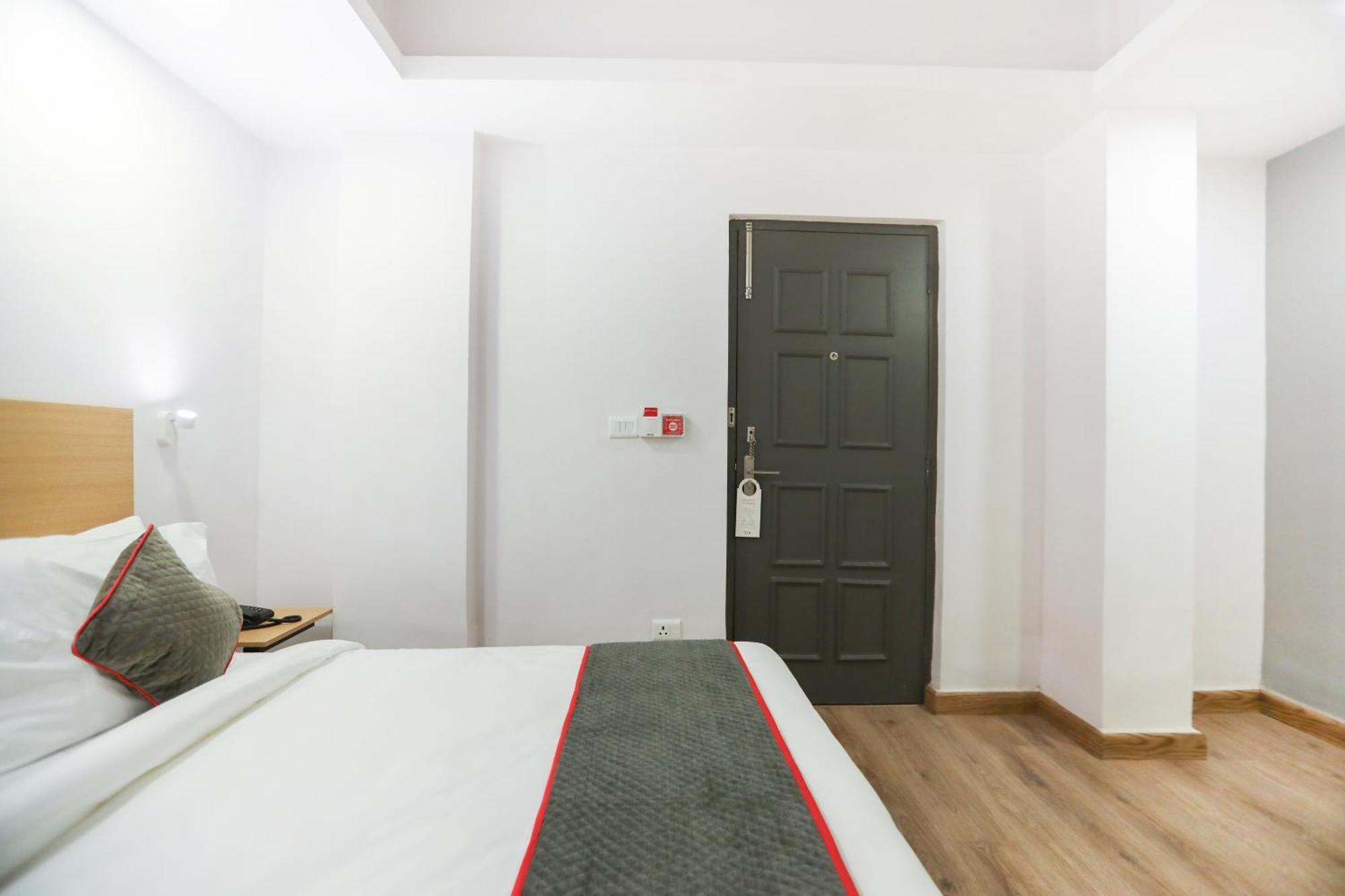 โอโย ทาวน์เฮาส์ 152 โฮเทล ซันซิเทล แอร์พอร์ต Hotel Dam Dam ภายนอก รูปภาพ